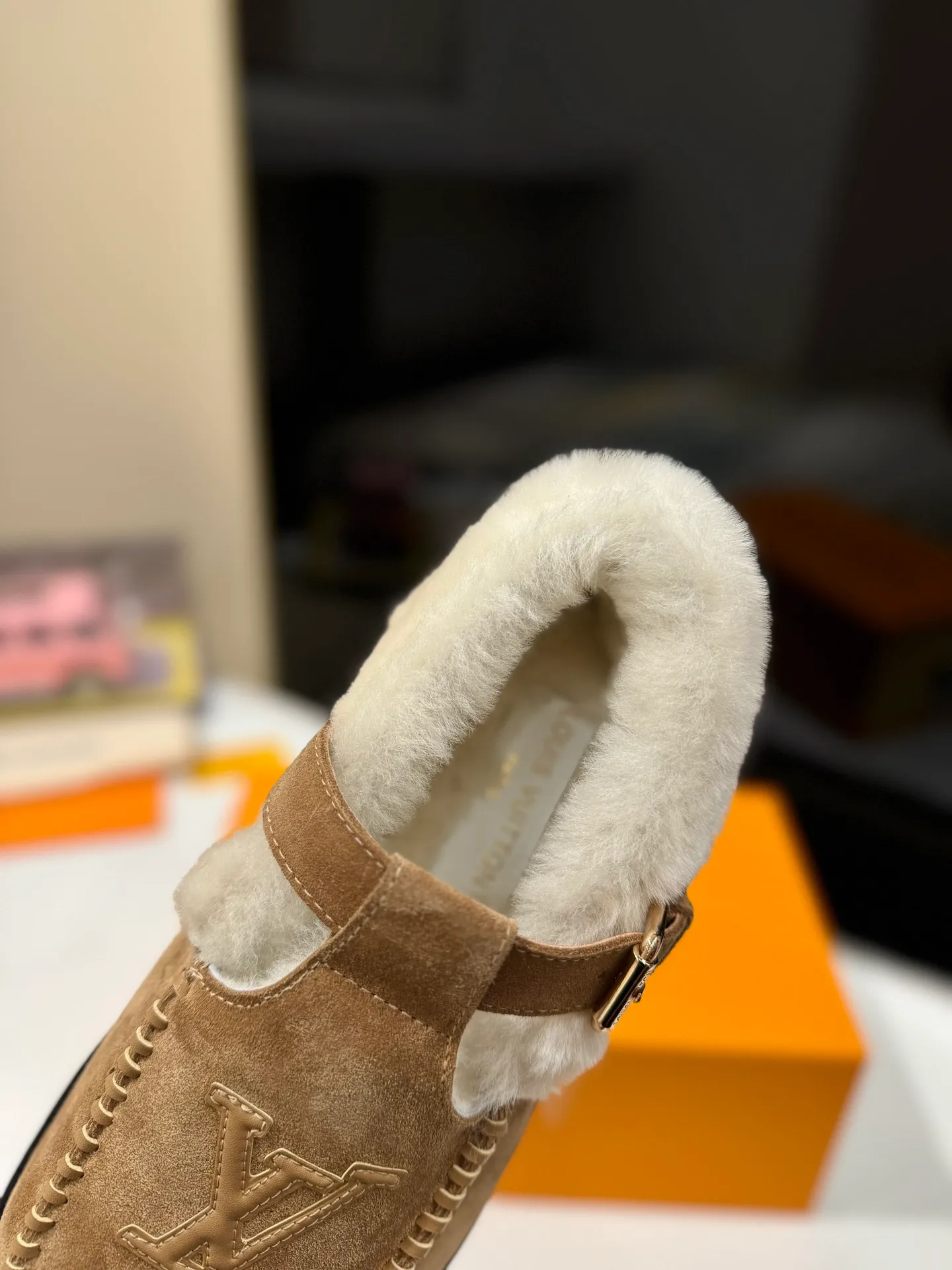 👟👟Ex-factory price 560👟👟 Louis Vuitton lv louis vuott…on fw24 new arrival～The latest furry slippers for autumn and winter🏂🏂 This pair of furry slippers is also very good-looking! The leather ones are very high-end! ! !Paired with denim shorts in autumn and winter, it’s perfect! Put it on and you will instantly have your ideal height! 😍 A favorite style, with fashion elements, the appearance of the upper is full of nobility. Wearing it can always show off the fashionable charm of women. It is fashionable but not too showy. The high-end beef tendon on the upper and the Lvjia letter buckle are so beautiful. ✅Upper: imported high-end frosted/cow leather ✅Outsole: original outsole ✅Inner lining: imported real wool ✅Size: 35-42 (41.42 customized, non-returnable) ✅Packaging: full set of original drawer box